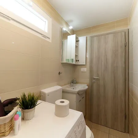 Camp Lostura Slanica * Murter